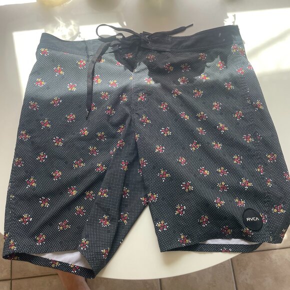 RVCA Black Boardshorts Like Brand New - Worn Once - Picture 1 of 4